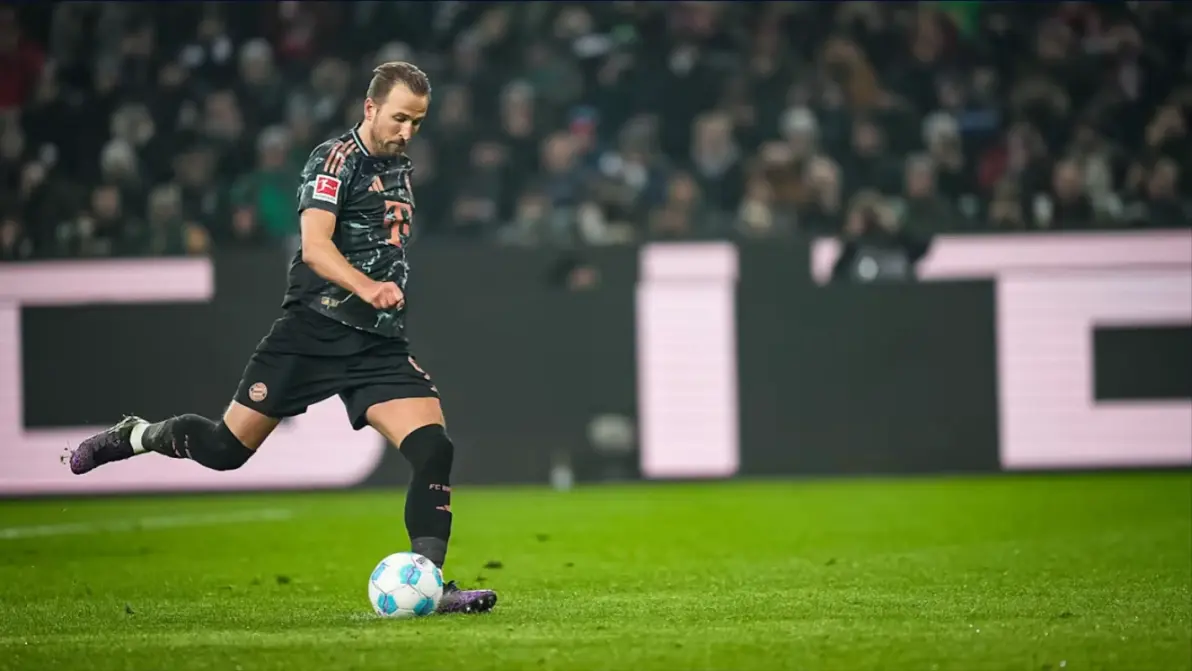 关于拜仁慕尼黑再度胜门兴格拉德巴赫，领跑榜首的信息